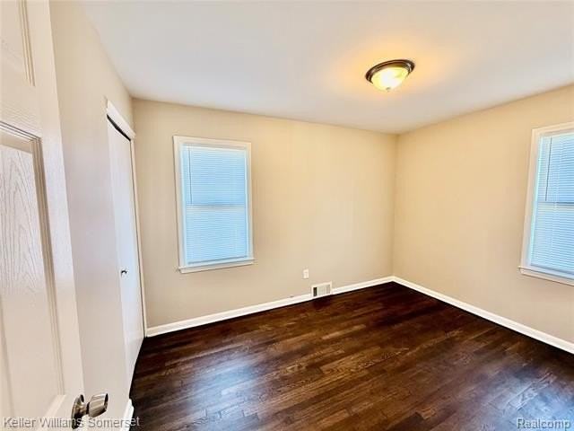 12753 Georgiana Ave - Photo 7 of 9