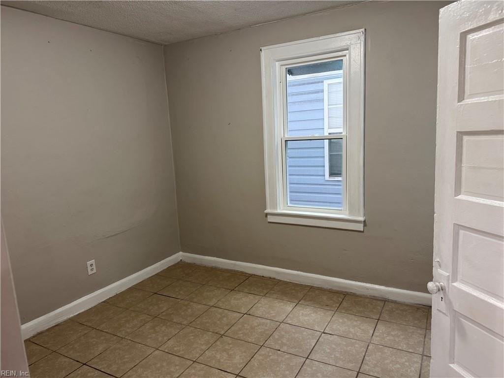 1033 32nd St - Photo 4 of 13