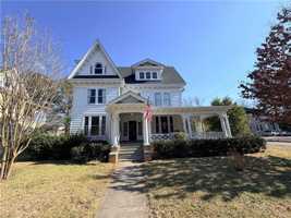 featured image of 124 Linden Ave