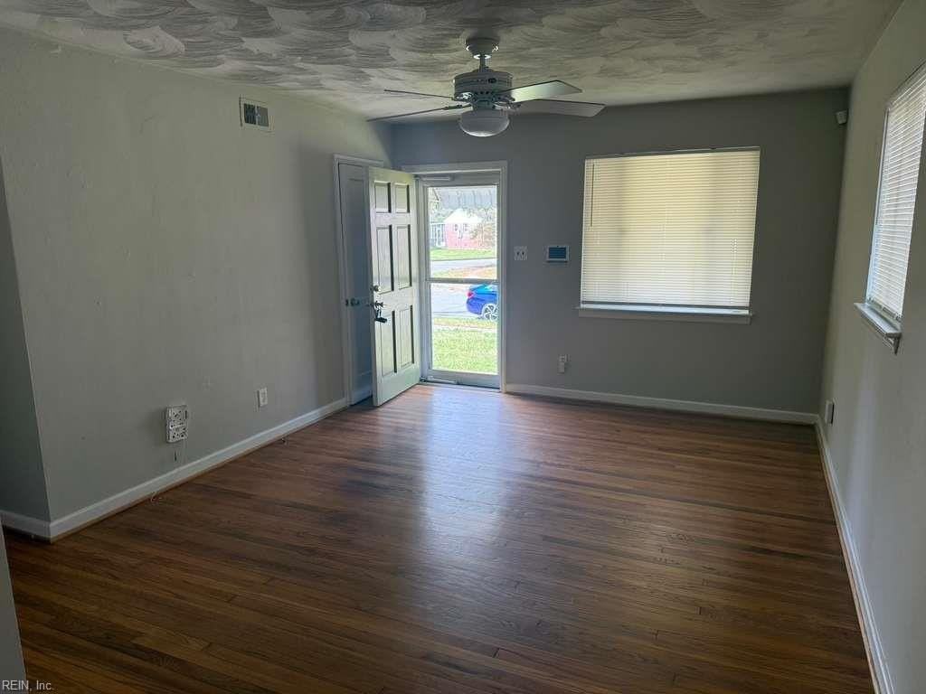 5404 Douglas St - Photo 3 of 14