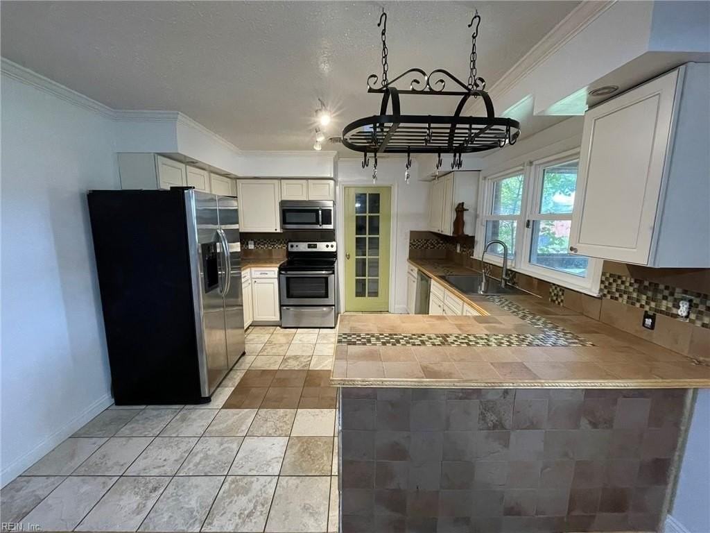 1341 Devonshire Ct - Photo 4 of 17