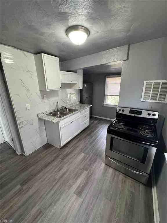1114 Victory Blvd #D - Photo 2 of 4