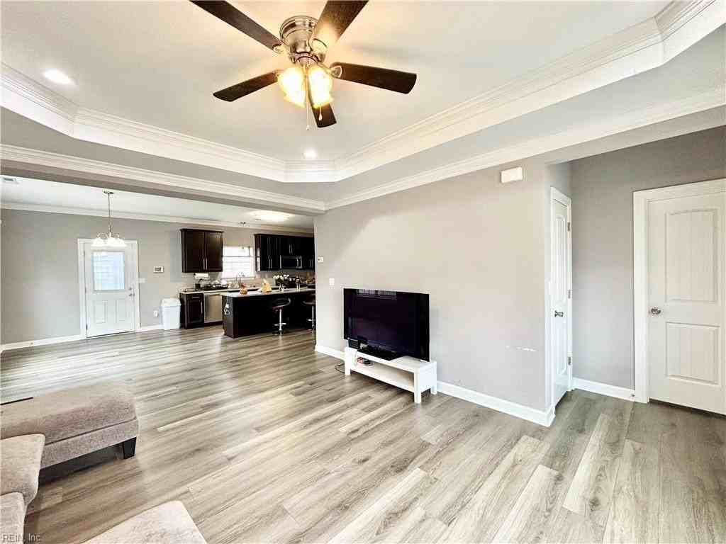 1234 Summit Ave - Photo 4 of 20