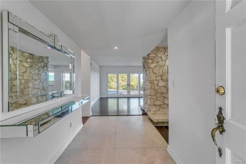 16922 Oak View Dr - Photo 2 of 8