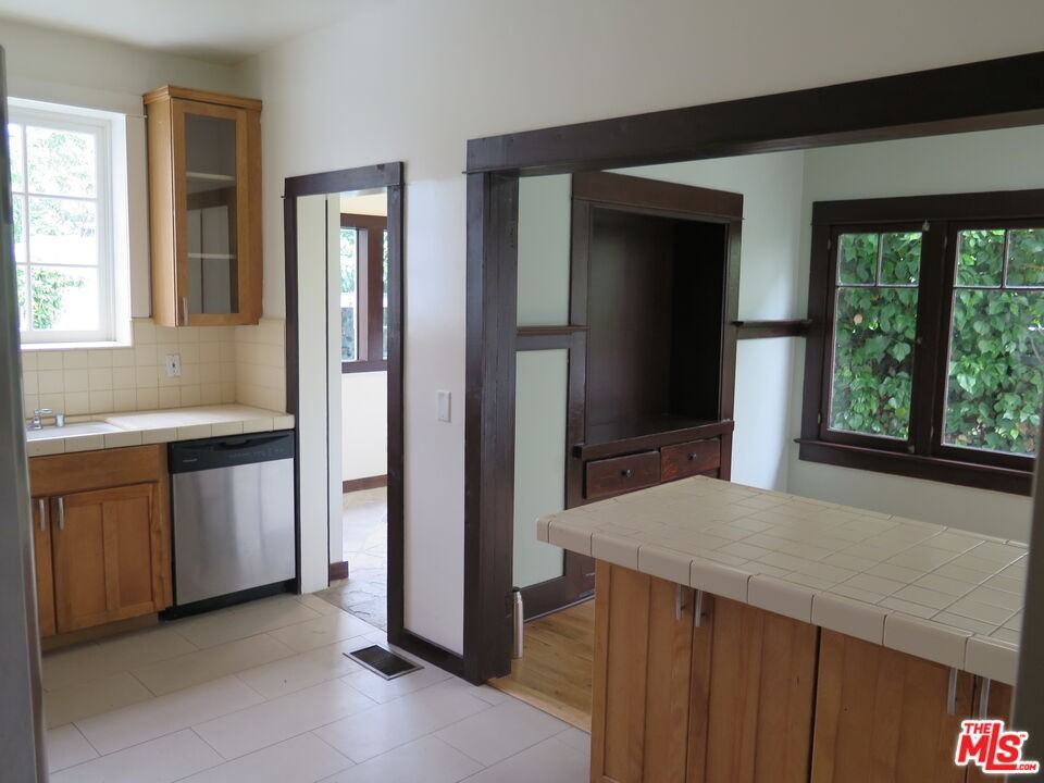 1922 Taft Ave - Photo 2 of 8