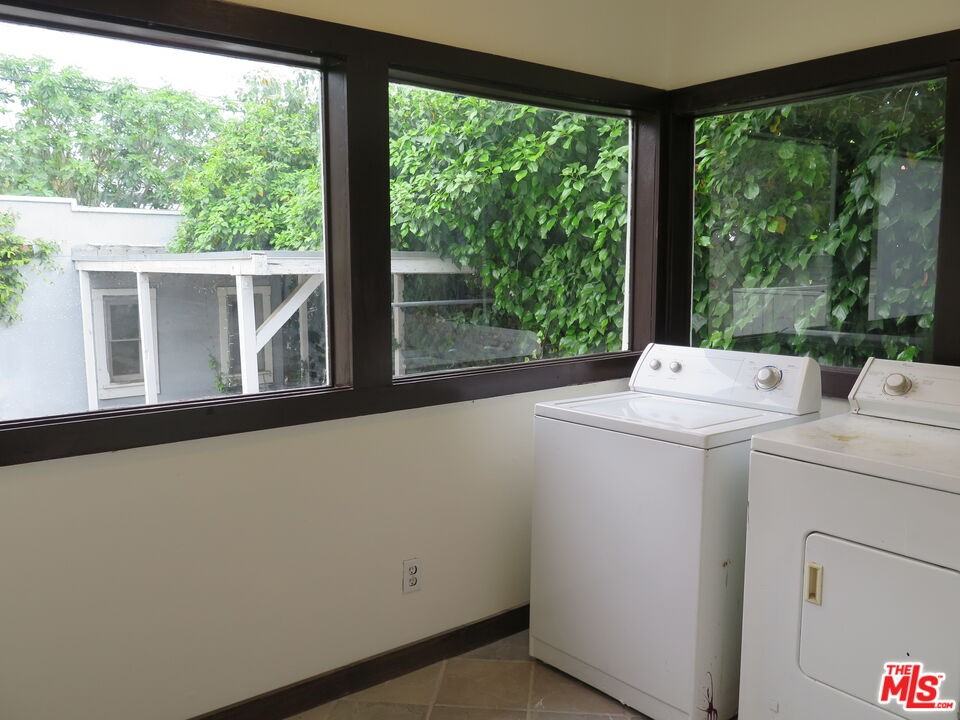 1922 Taft Ave - Photo 3 of 8