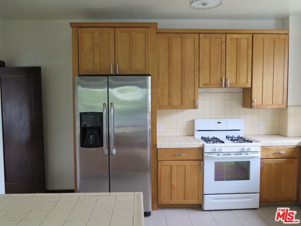 1922 Taft Ave - Photo 4 of 8