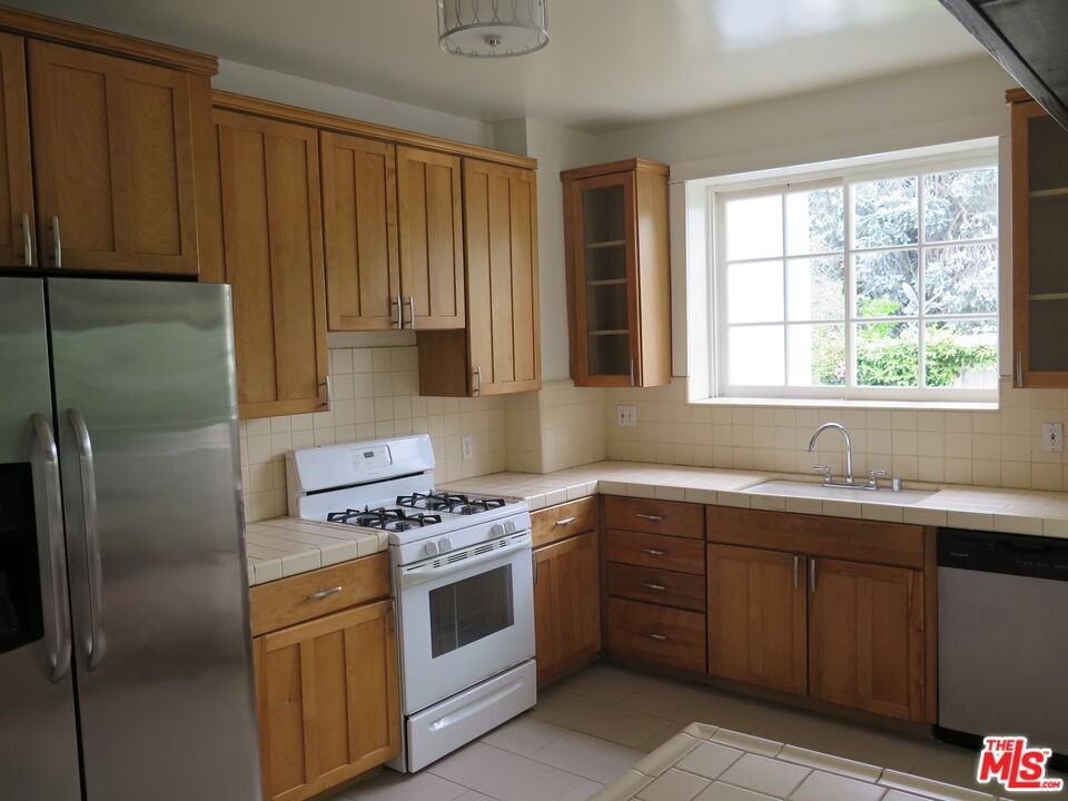 1922 Taft Ave - Photo 5 of 8