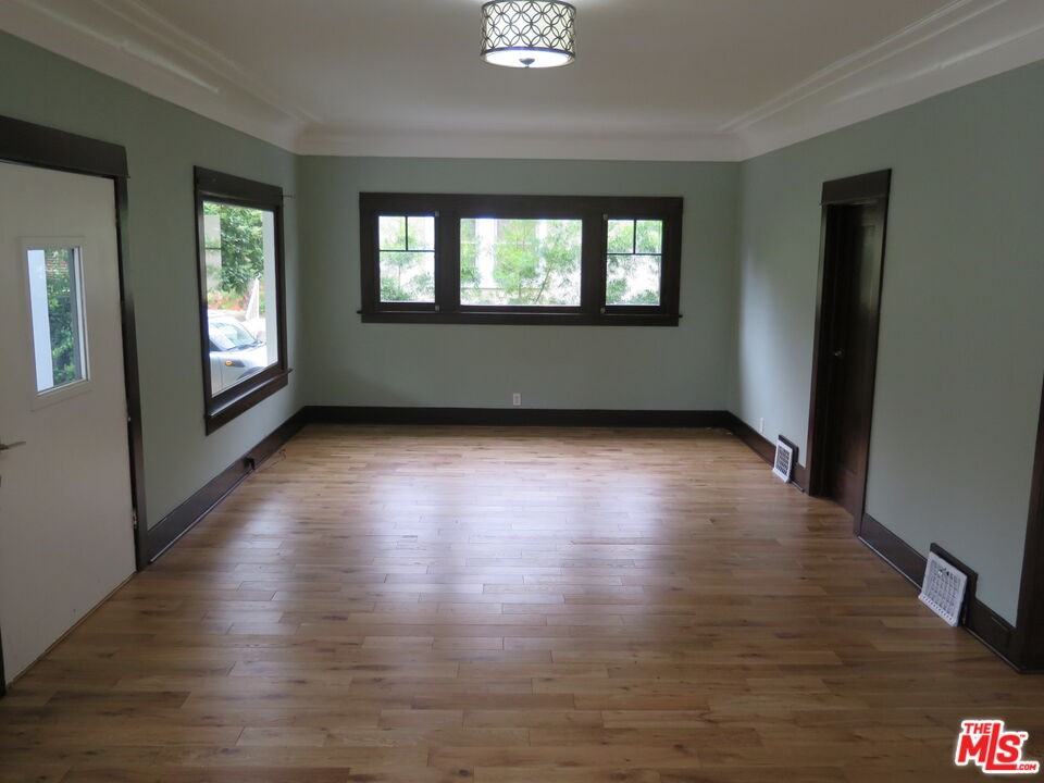 1922 Taft Ave - Photo 6 of 8