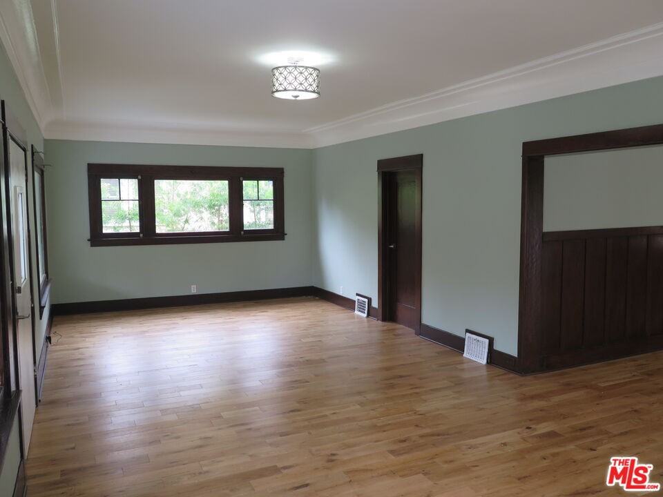 1922 Taft Ave - Photo 7 of 8