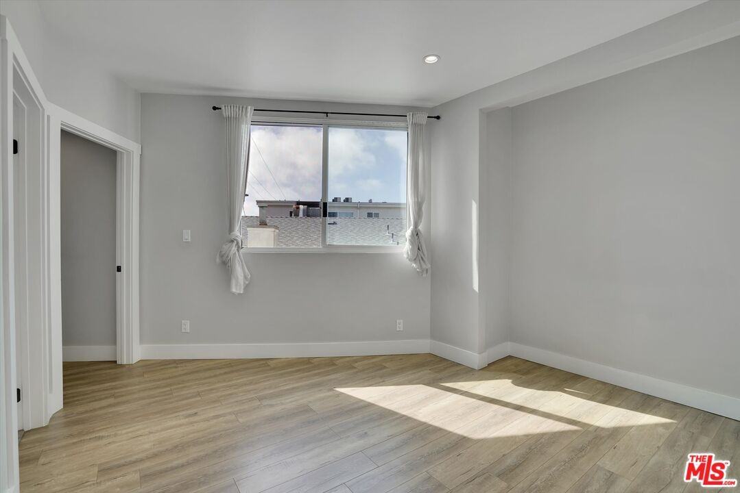 842 11th St #8A - Photo 2 of 8