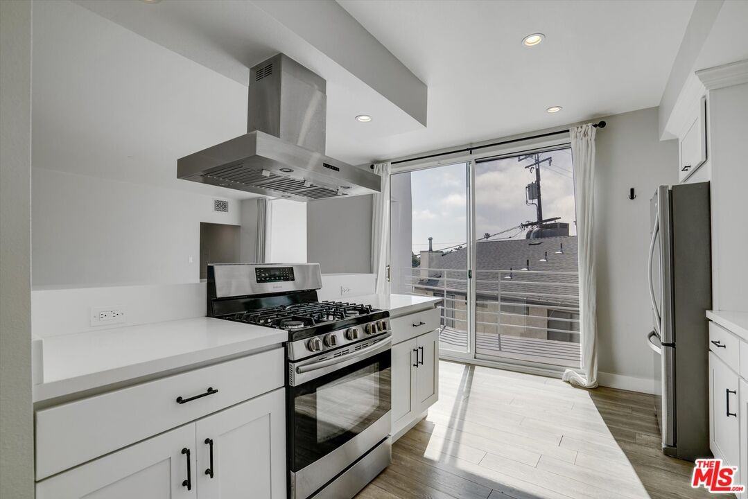 842 11th St #8A - Photo 3 of 8
