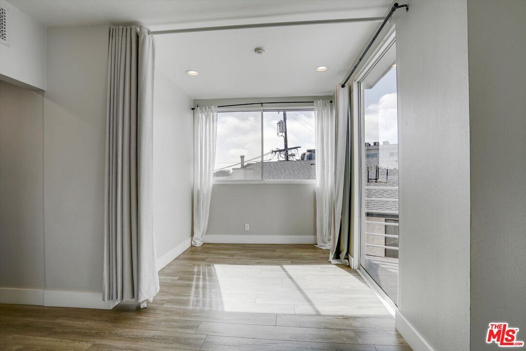 842 11th St #8A - Photo 5 of 8