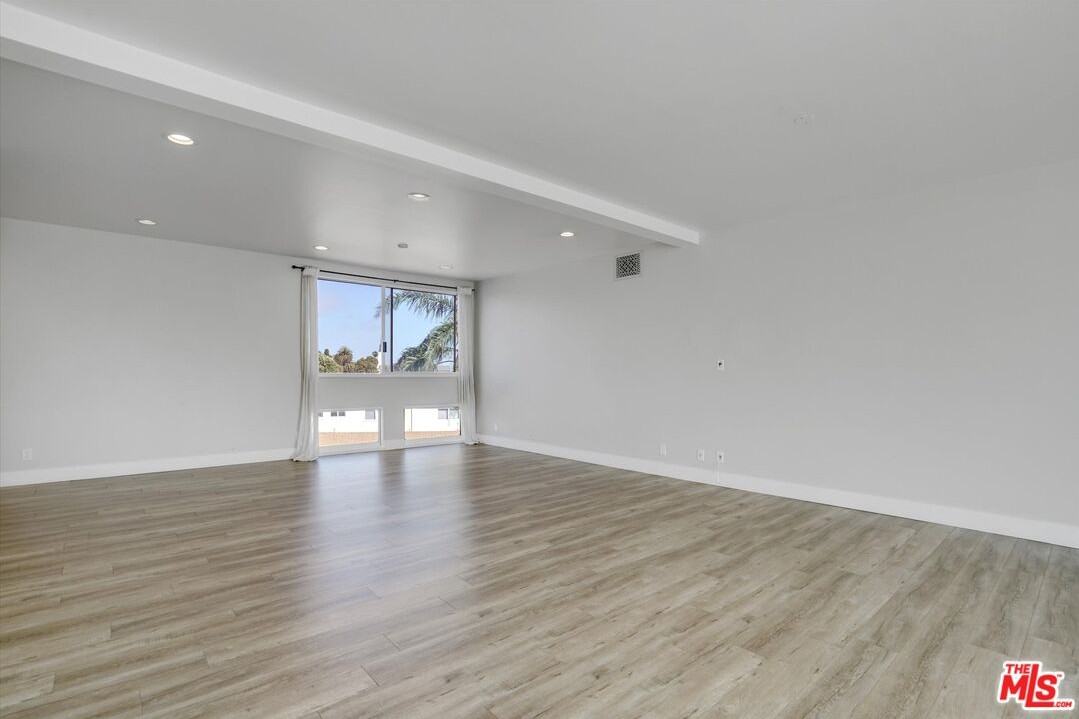 842 11th St #8A - Photo 6 of 8