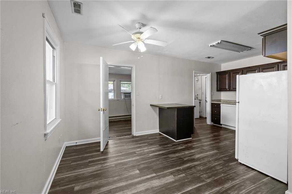 1720 48th St - Photo 6 of 49