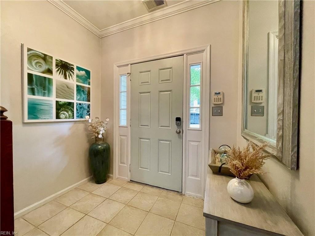 1805 Mizzen Ln - Photo 4 of 40
