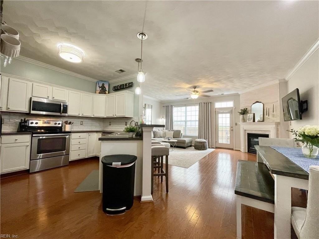 1805 Mizzen Ln - Photo 5 of 40