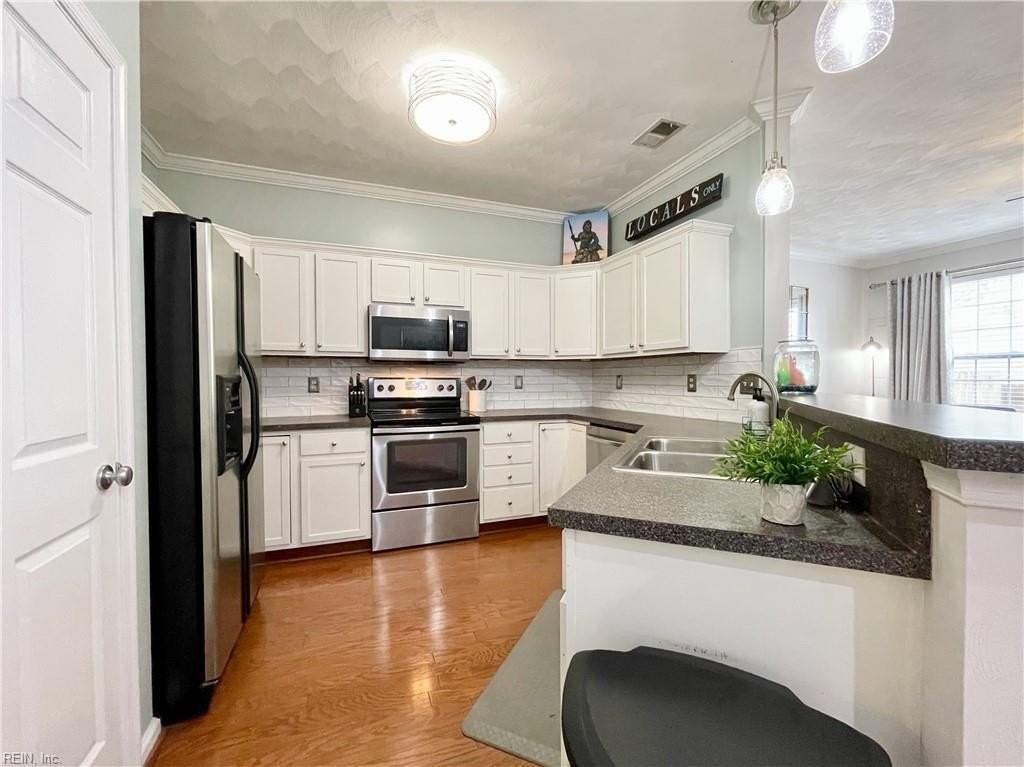 1805 Mizzen Ln - Photo 6 of 40