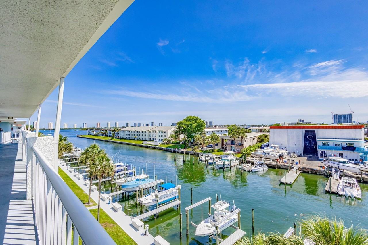 108 Paradise Harbour Blvd #512 - Photo 4 of 24
