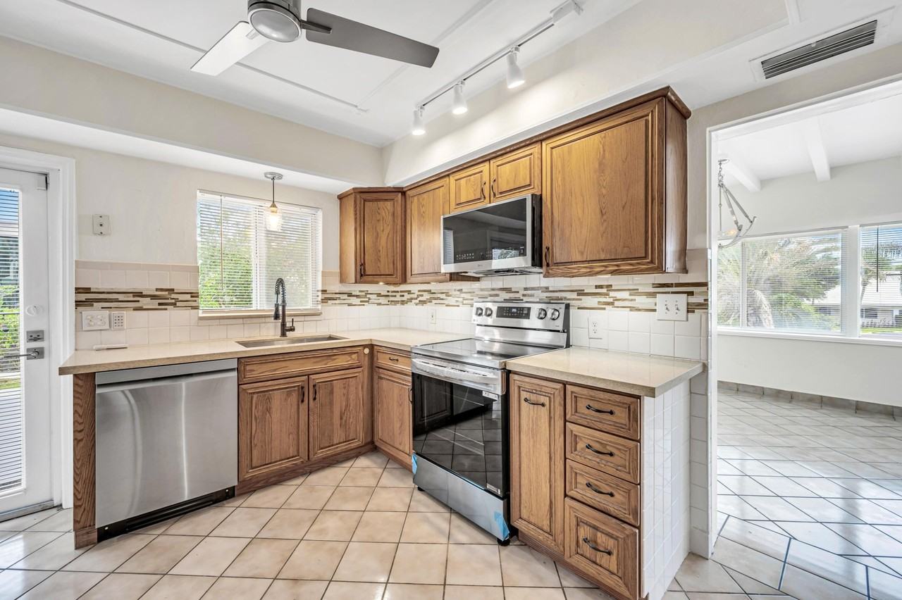 606 N Victoria Park Rd - Photo 3 of 21