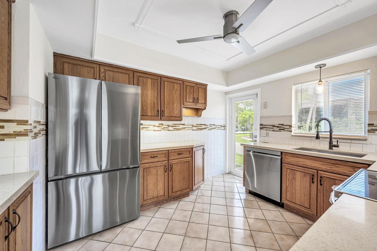 606 N Victoria Park Rd - Photo 4 of 21