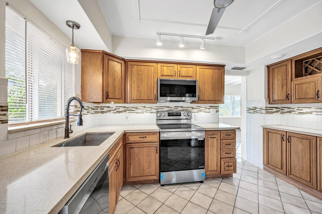 606 N Victoria Park Rd - Photo 5 of 21