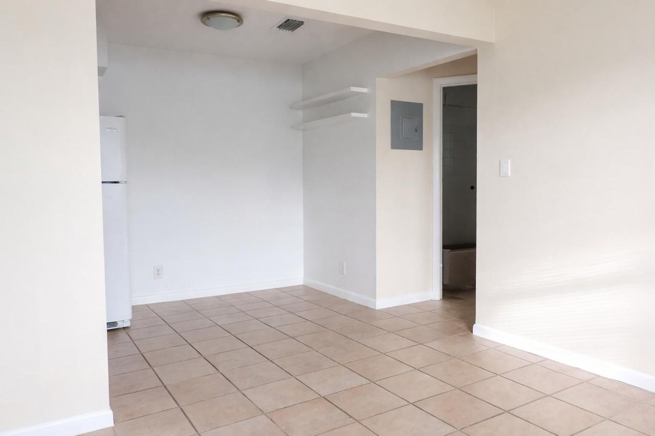 111 Sw 14th Ct #C - Photo 3 of 13