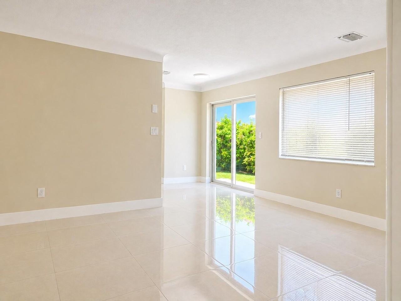 1100 Ne 25th Ave - Photo 2 of 21
