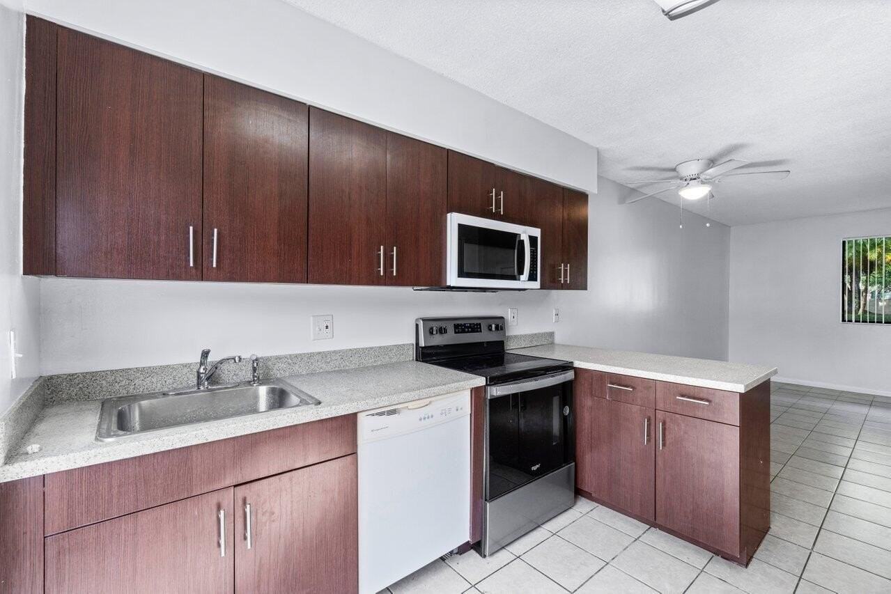 1837 Nw 94th Ave - Photo 4 of 17
