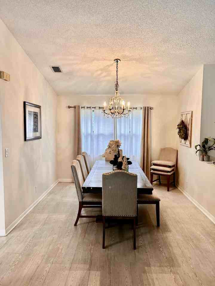 2153 Amesbury Cir - Photo 4 of 28