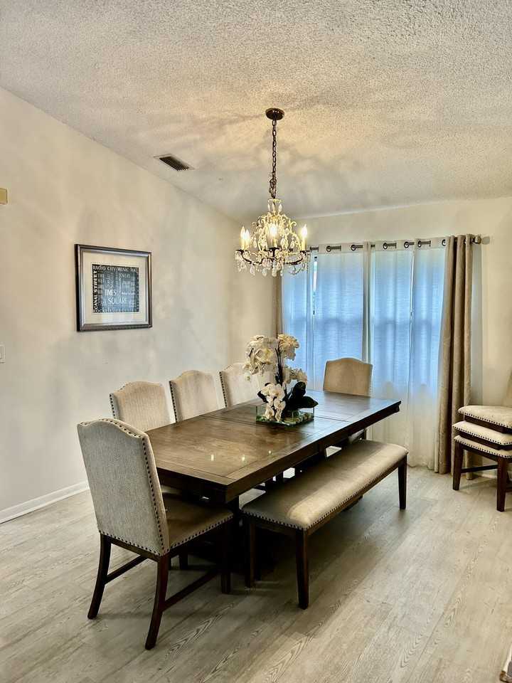 2153 Amesbury Cir - Photo 5 of 28