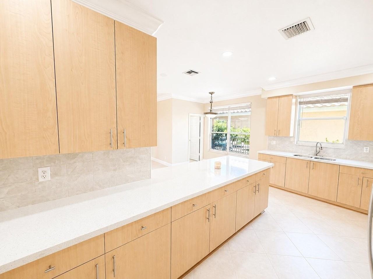 740 Sw 191st Ave - Photo 5 of 27