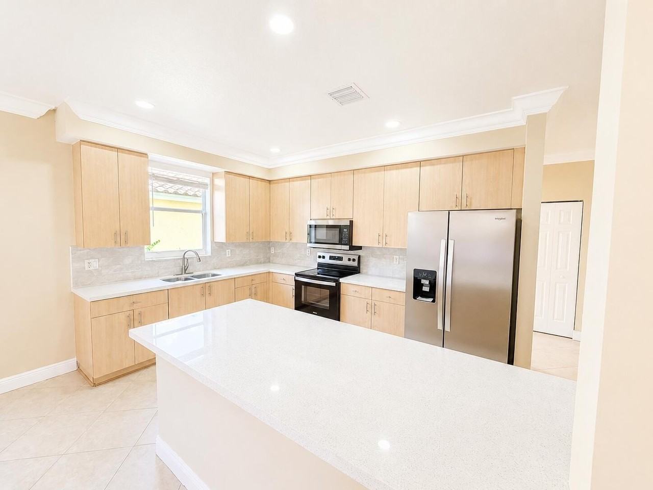 740 Sw 191st Ave - Photo 6 of 27