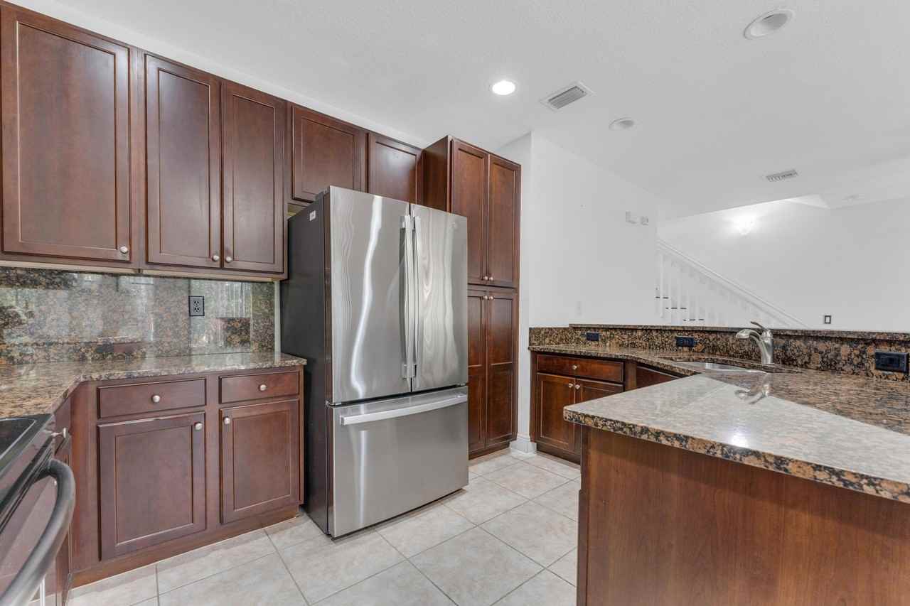 6077 Grand Cypress Cir W - Photo 4 of 24