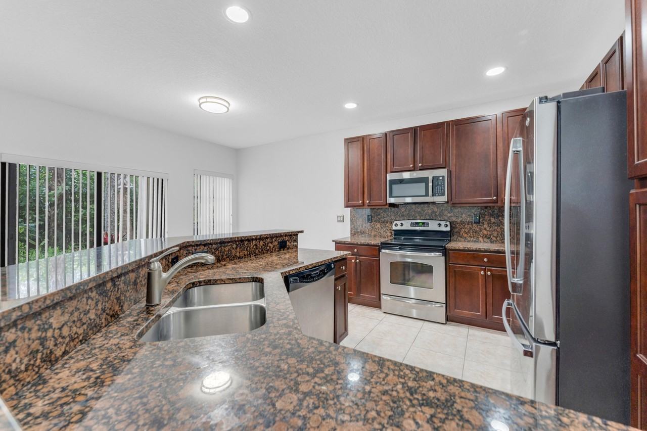 6077 Grand Cypress Cir W - Photo 5 of 24