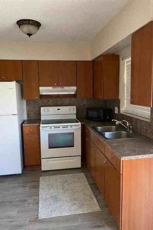 1630 Nw 52nd Ave - Photo 2 of 7