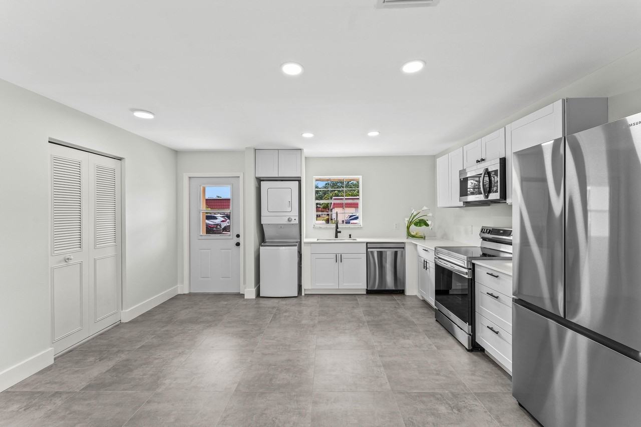 711 Laconia Cir #B - Photo 3 of 24