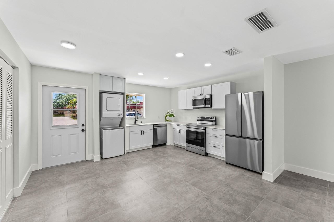 711 Laconia Cir #B - Photo 5 of 24
