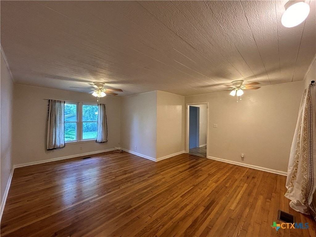 554 Lee St - Photo 4 of 19