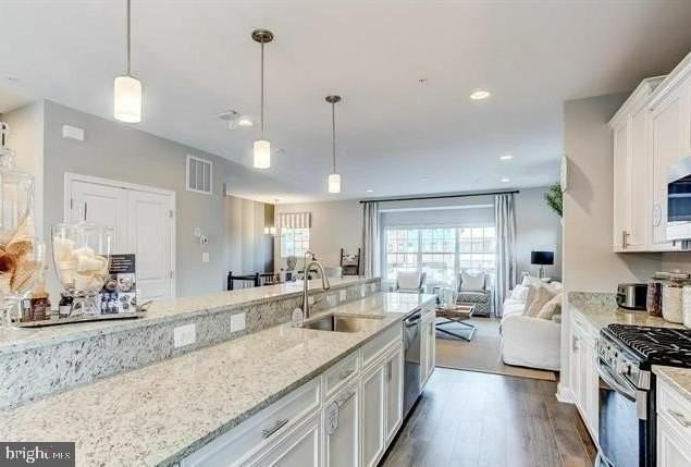 1014 Bluebells Rd - Photo 3 of 17