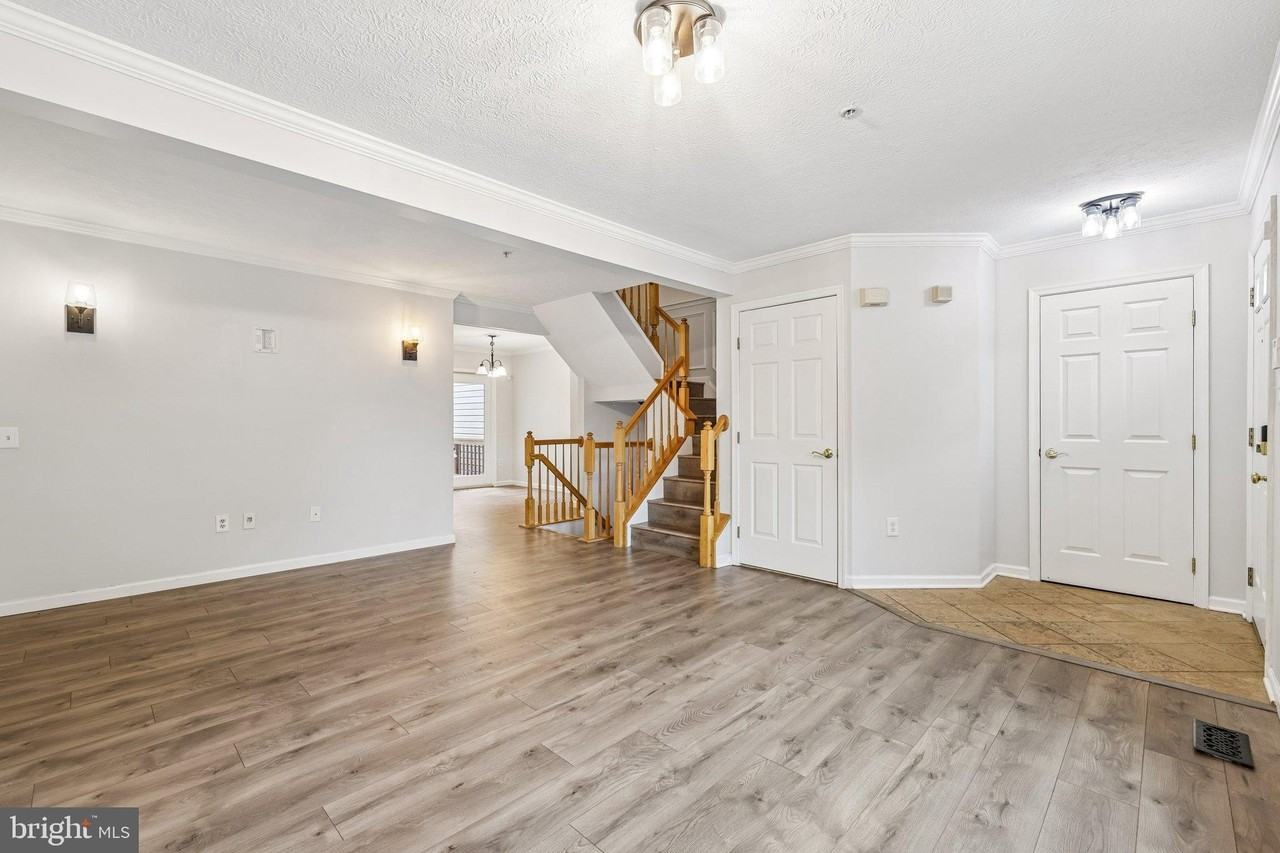 8727 Thornbrook Dr - Photo 4 of 40