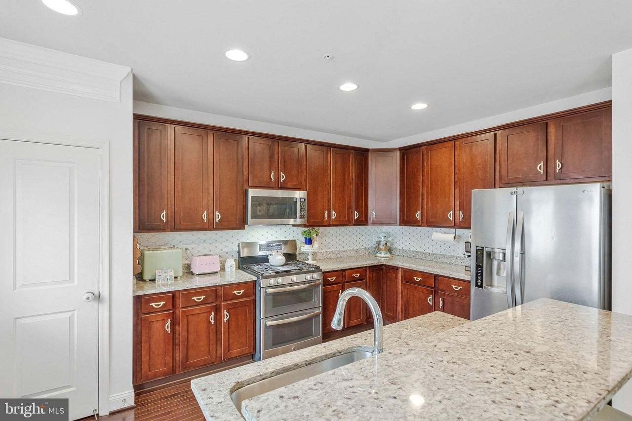 703 Skippers Ln - Photo 3 of 47