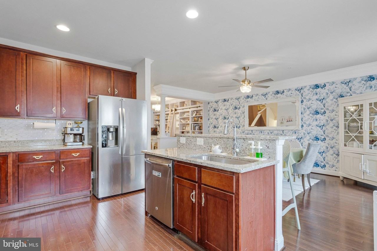 703 Skippers Ln - Photo 4 of 47