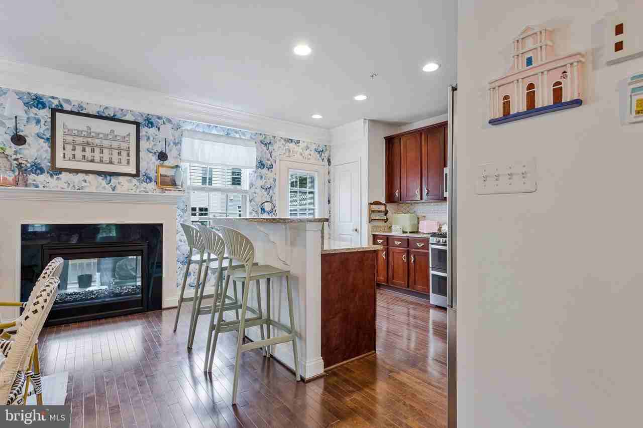 703 Skippers Ln - Photo 5 of 47