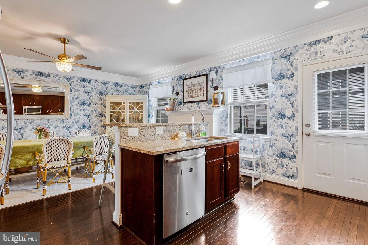 703 Skippers Ln - Photo 6 of 47