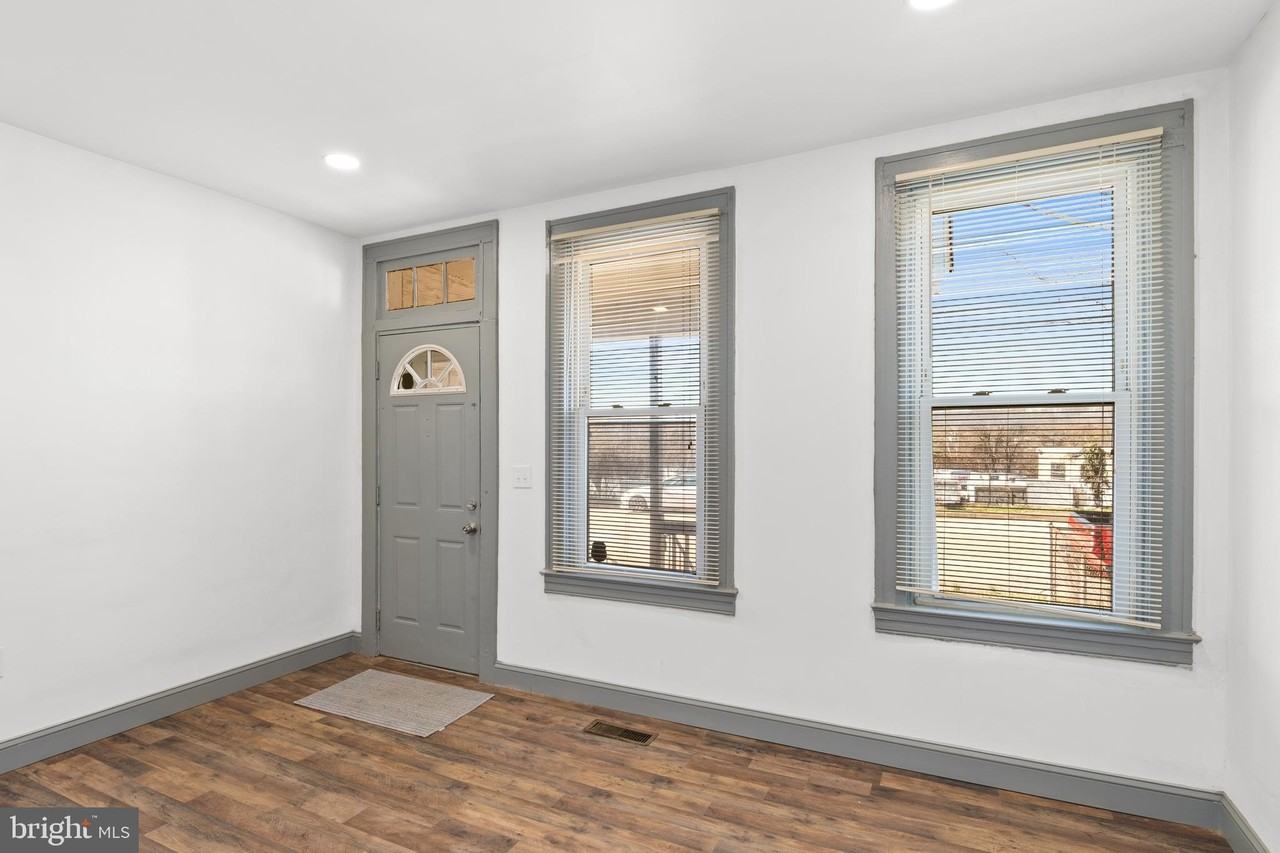 941 Brunswick St - Photo 3 of 35