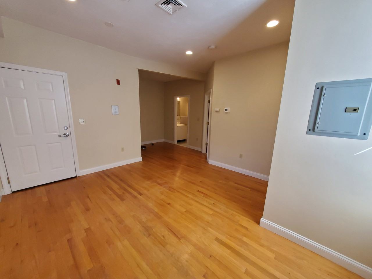 466 Green St #U6 - Photo 3 of 8