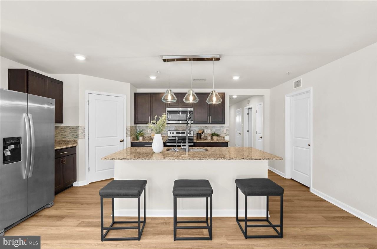367 Forest Edge Ave - Photo 4 of 50