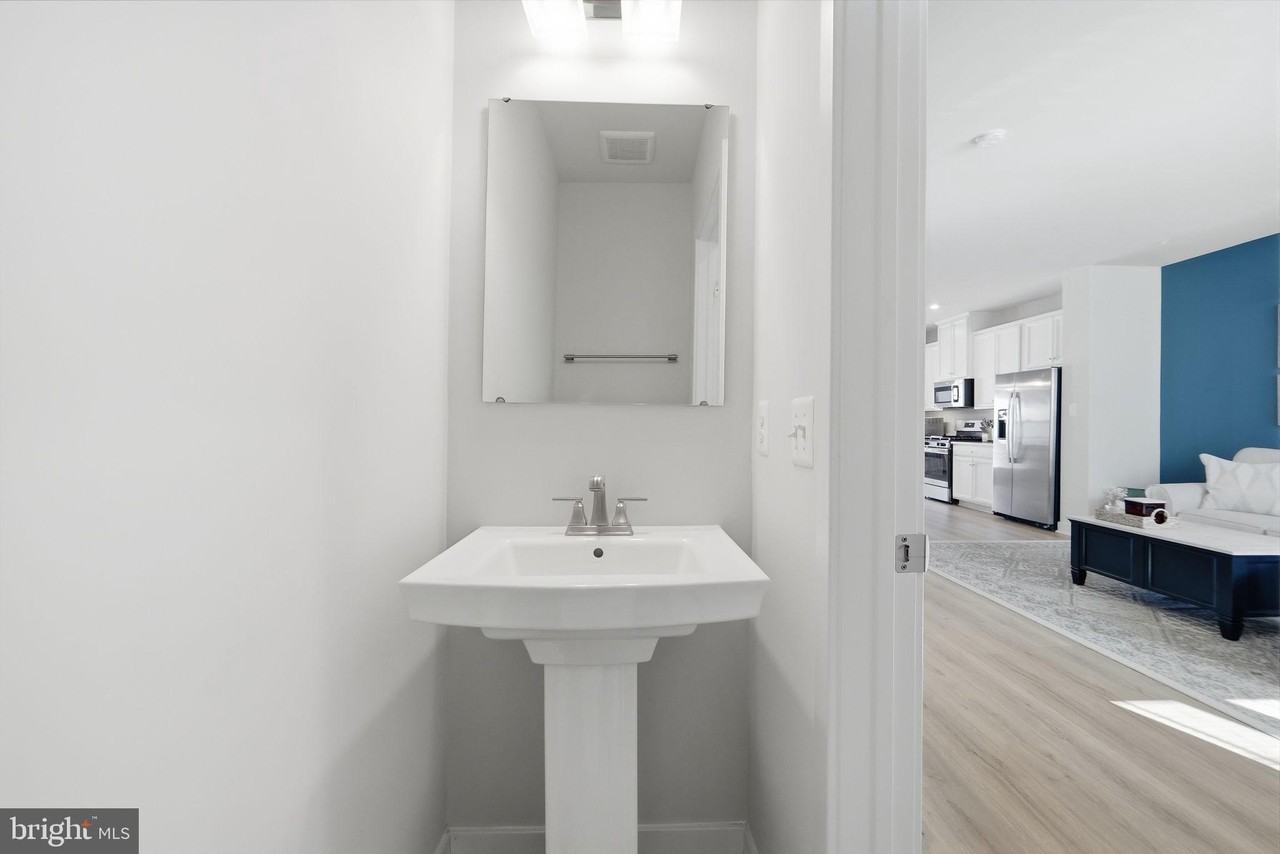 223 Edwin Rd - Photo 5 of 33