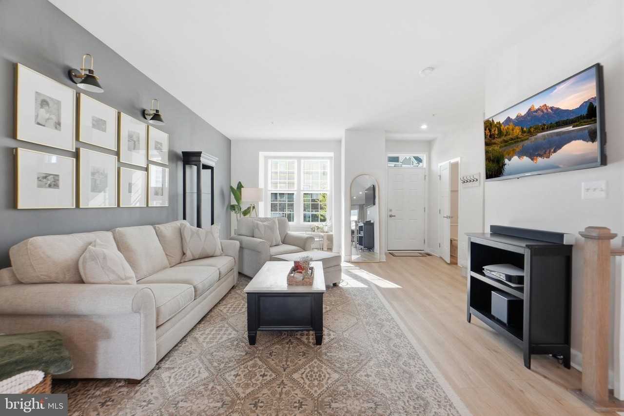 223 Edwin Rd - Photo 6 of 33